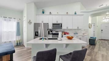 Geladeira, micro-ondas, fogão, cooktop