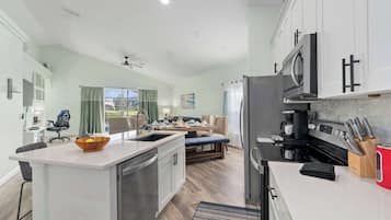 Refrigerador, microondas, horno y parrilla de estufa