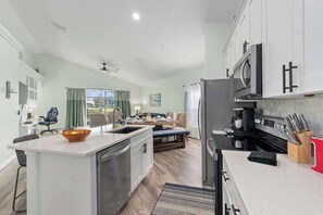 Frigorifero, microonde, forno, piano cottura