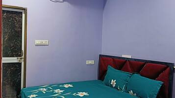Double Room, Balcony | In-room safe, desk, soundproofing, iron/ironing board