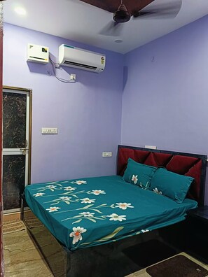 In-room safe, desk, soundproofing, iron/ironing board - Manglam Homestay And paying Guest house (Faizabad)