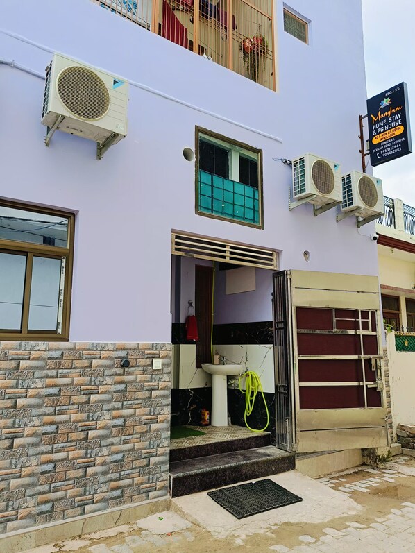 Vista frontal de la propiedad