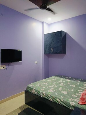 In-room safe, desk, soundproofing, iron/ironing board - Manglam Homestay And paying Guest house (Faizabad)