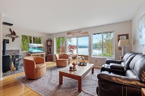 Smart TV, fireplace - Lakeside Stay | Beach Access | Dock | Firepit & Dining (Hayden)