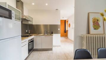 Geladeira, micro-ondas, fogĂŁo, cafeteira/chaleira