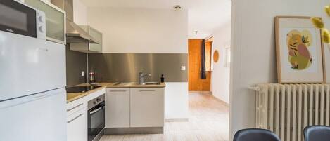 Fridge, microwave, oven, coffee/tea maker