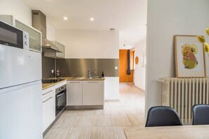 Réfrigérateur, micro-ondes, four, cafetière/bouilloire