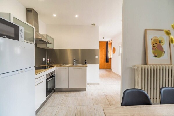 Fridge, microwave, oven, coffee/tea maker