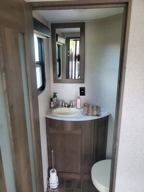 Shower, towels, soap, toilet paper - Large Cozy 2-bedroom RV sitting on private 1 acres lot in charming Kamas (Kamas)