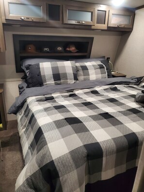 2 bedrooms, WiFi, bed sheets - Large Cozy 2-bedroom RV sitting on private 1 acres lot in charming Kamas (Kamas)