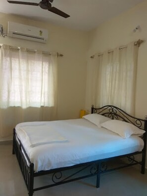 1 bedroom, free WiFi, bed sheets - Guitar Home Stays - Close to Candolim Beach Goa (Candolim)