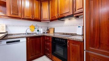 Apartamento | Cocina privada | Frigorífico, microondas, horno y placa de cocina