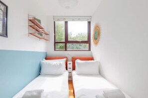 3 chambres, fer et planche à repasser, lit de bébé portatif