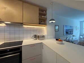 Jääkaappi, mikroaaltouuni, uuni, liesi