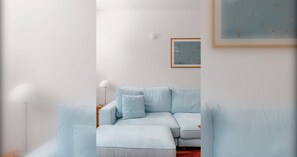 Fernseher, Bücher, Arbeitsbereiche