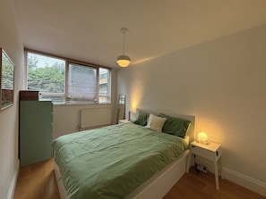 3 makuuhuonetta, silitysrauta/-lauta, vauvan matkasänky, internet