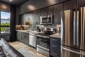 Kühlschrank, Mikrowelle, Ofen, Herdplatte