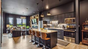 Kjøleskap, mikrobølgeovn, ovn og kokeplater