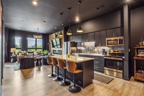 Frigorifero, microonde, forno, piano cottura