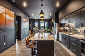 Geladeira, micro-ondas, fogão, cooktop