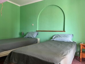 3 habitaciones, tabla de planchar con plancha y cuna de viaje 