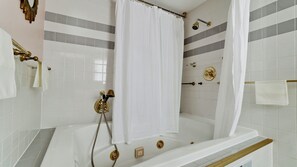 Jetted bath, hair dryer, towels - 3 bedroom canal front home with private heated pool! (Bradenton)