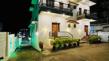 Façana frontal de l'allotjament