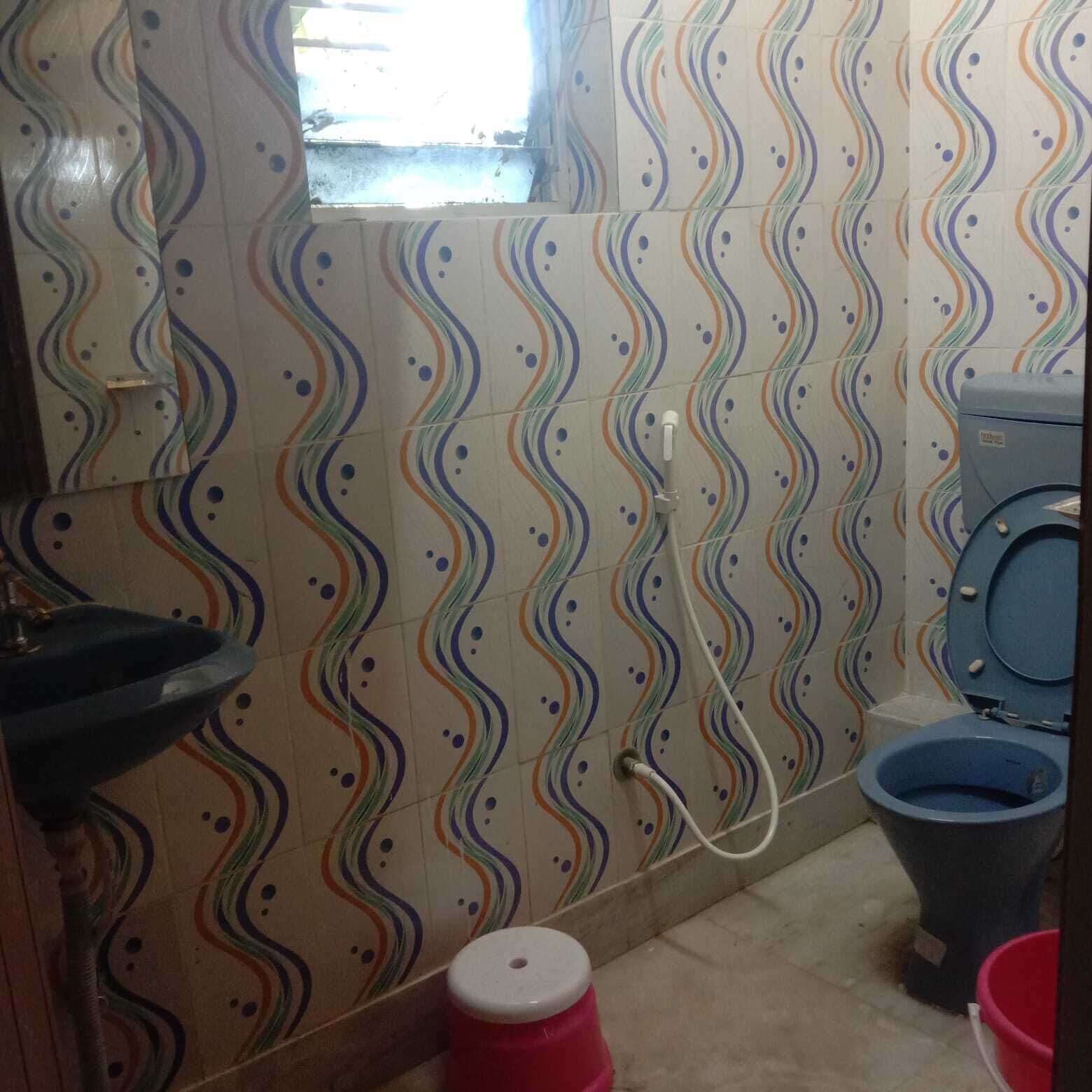 Une salle de bain comprenant un lavabo, des toilettes et un espace douche.