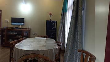 Habitación Premium, balcón | Servicio de comidas en la habitación