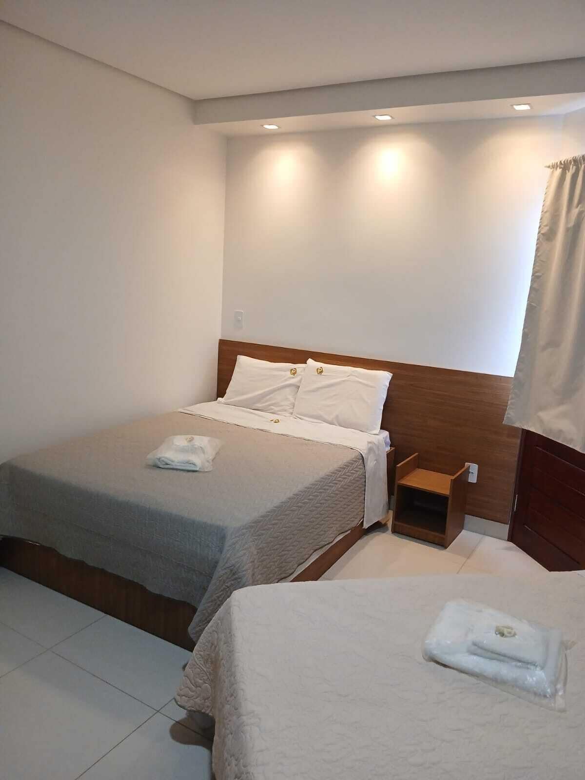 Quarto quádruplo standard, várias camas | Escrivaninha, espaço de trabalho para notebook, roupa de cama