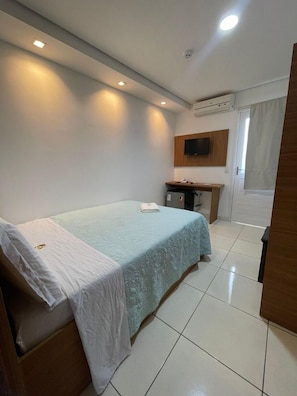 Standaard eenpersoonskamer, 1 tweepersoonsbed | Een bureau, een laptopwerkplek, beddengoed