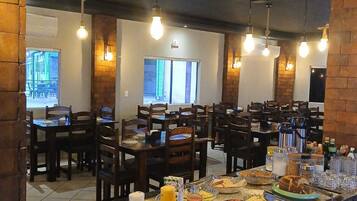 Café da manhã feito na hora grátis todos os dias