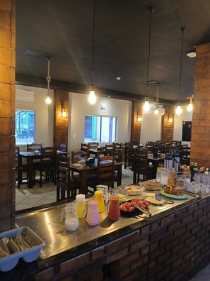 Café da manhã feito na hora grátis todos os dias