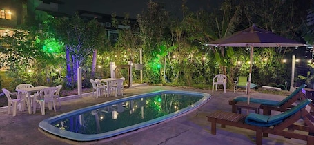 Una piscina al aire libre