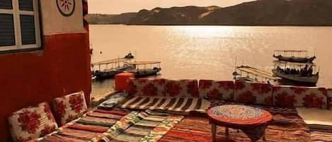 Chimenea, piso con calefacción, monitor de computadora y impresora