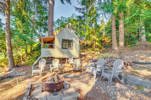 Gig Harbor Home: Large Deck, Outdoor Dining Area
