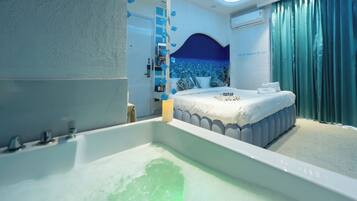 Greece Room | Hypo-allergenic bedding, soundproofing, rollaway beds, free WiFi