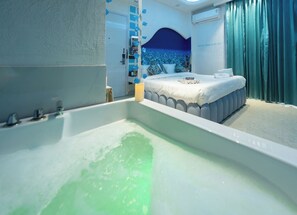 Greece Room | Hypo-allergenic bedding, soundproofing, rollaway beds, free WiFi