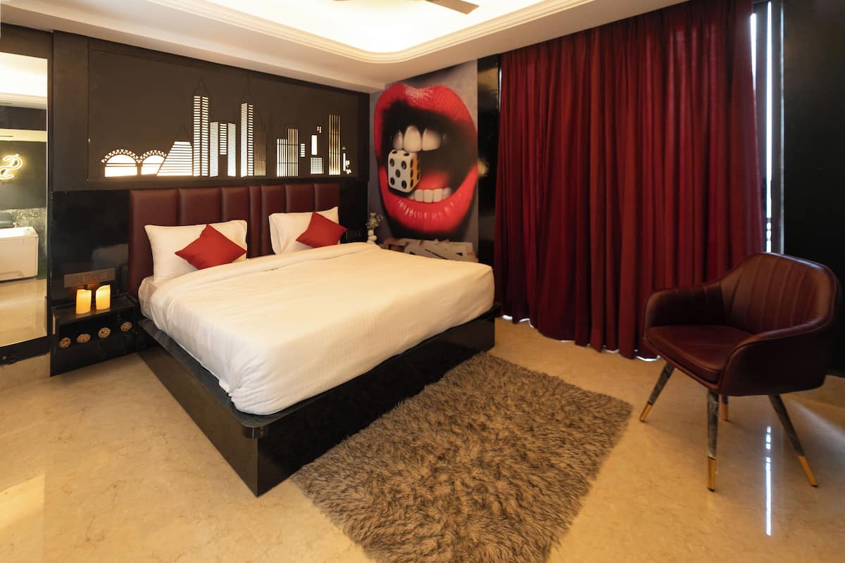 Une chambre moderne avec un grand lit, des rideaux rouges, une décoration murale représentant un paysage urbain et un tapis moelleux.
