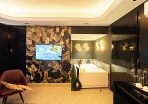 Las Vegas Room | Premium bedding, blackout drapes, iron/ironing board, rollaway beds