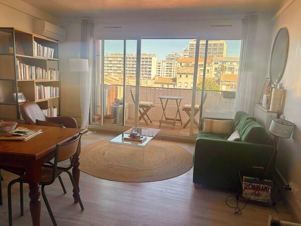 Living area - Charming apartment with balcony St Victor (Marseille)