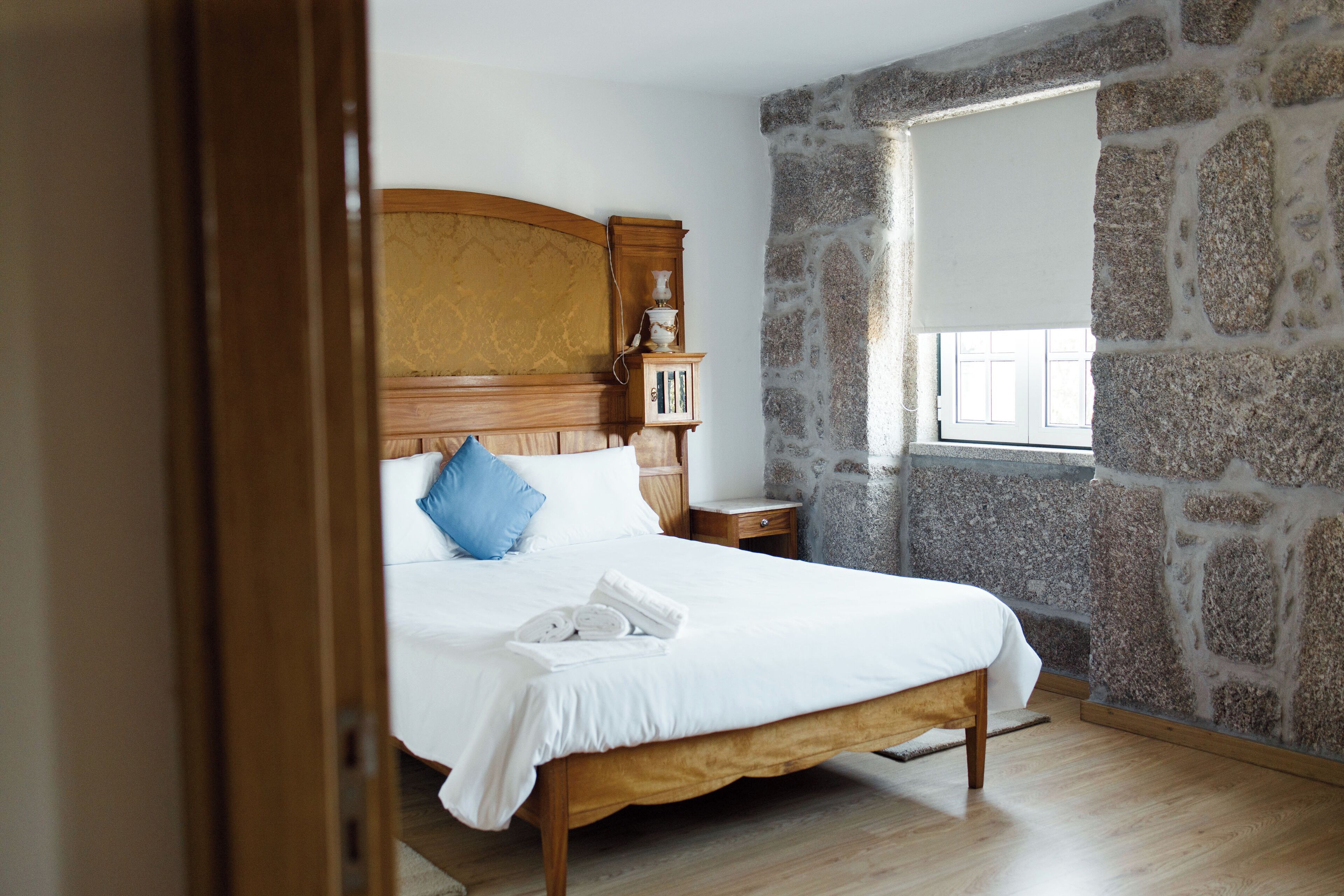 3 habitaciones, caja de seguridad en la habitación y escritorio 