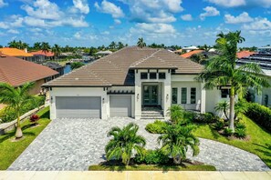 Exterior - Luxurious Waterfront 4 Bed Island Retreat (Marco Island)