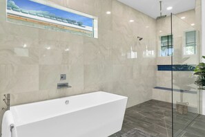 Douche, sèche-cheveux, serviettes fournies