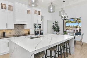 Fridge, microwave, oven, stovetop - Luxurious Waterfront 4 Bed Island Retreat (Marco Island)