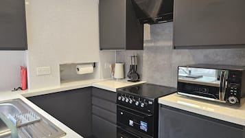 House | Private kitchen | Fridge, microwave, oven, stovetop