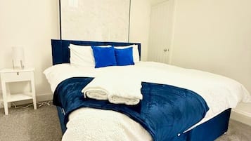 2 bedrooms, desk, WiFi (free), bed sheets