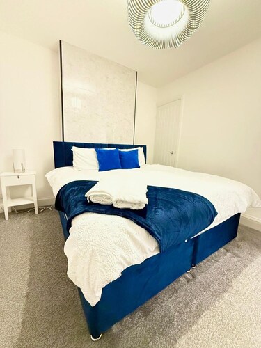 2 Bed House - Sleeps 5 - Garden - Parking - Wifi