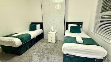 2 bedrooms, desk, WiFi (free), bed sheets
