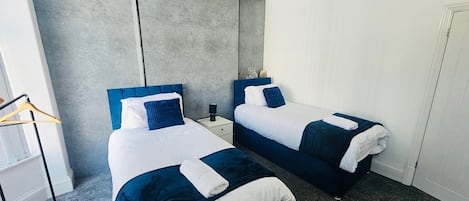 2 soverom, skrivebord, wi-fi (inkludert) og sengetøy